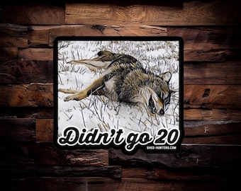 Könnte beinhalten: Aufkleber mit einer detaillierten Illustration eines Coyoten im Schnee. Der Aufkleber hat den Text "Didn't go 20" in einer stilisierten Schriftart, mit der Website shed-hunters.com darunter.