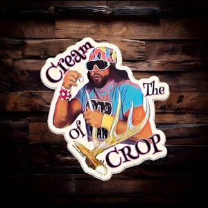 Peut inclure: Un autocollant avec une illustration colorée d'un homme portant des lunettes de soleil et un chapeau à motifs. Le texte "Cream of the Crop" est affiché dans une police stylisée, avec un graphique de bois de cerf. L'autocollant a une bordure blanche.