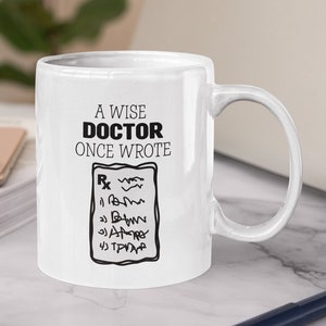 Lustige sarkastische Arzt Keramiktasse, ein weiser Arzt schrieb einmal, Doc Anerkennung Geschenke, handgeschriebene verschreibungspflichtige Medikamente Kaffeetasse