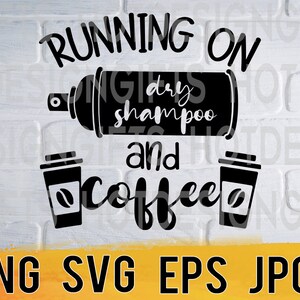 Pode incluir: Design gráfico preto e branco com o texto "Running on dry shampoo and coffee". O design apresenta uma lata de shampoo seco, uma xícara de café e um fundo de parede de tijolo.