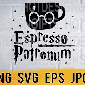 Puede incluir: Diseño gráfico en blanco y negro de una taza de café con gafas y una varita mágica, con el texto "Espresso Patronum" y estrellas alrededor del diseño.