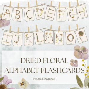 Könnte beinhalten: Alphabet-Lernkarten, jede Buchstabe aus getrockneten Blumen und Blättern gefertigt, an einer Schnur mit Wäscheklammern aufgehängt. Der Text lautet "Dried Floral Alphabet Flashcards" und "Instant Download".