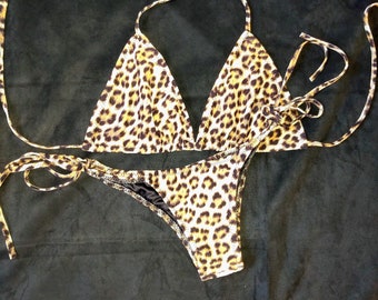 Juego de bikini. Animal print. Estilo brasileño