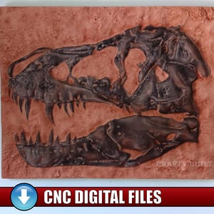 以下が含まれることがあります： 暗い茶色の恐竜の頭蓋骨の化石が、赤茶色の長方形の背景に表示されています。 頭蓋骨には鋭い歯があり、右下隅に「Crazy Built」と表示されています。 画像には「CNC DIGITAL FILES」というテキストも含まれています。