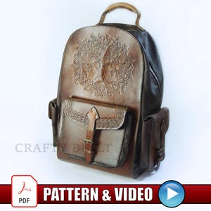 Könnte beinhalten: Brauner Lederrucksack mit geprägtem Lebensbaum-Design auf der Vorderseite. Er hat eine Klappentasche mit Schnalle, zwei Seitentaschen und einen Holzgriff. Der Text "PATTERN & VIDEO" ist auf einem roten Banner zu sehen.