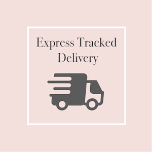 Könnte beinhalten: Ein weißes Quadrat mit einem grauen Lieferwagen-Symbol und dem Text "Express Tracked Delivery" in Schwarz.
