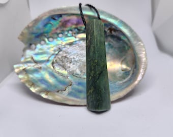 Jade-Tropfen-Halskette - Durchscheinender Stein, verstellbare Kordel
