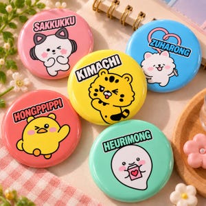 LE SSERAFIM Fim’s Club Button, 1.25 Inch Kpop Pin, Kimachi Sakkukku Heurimong Zuharong Hongppippi