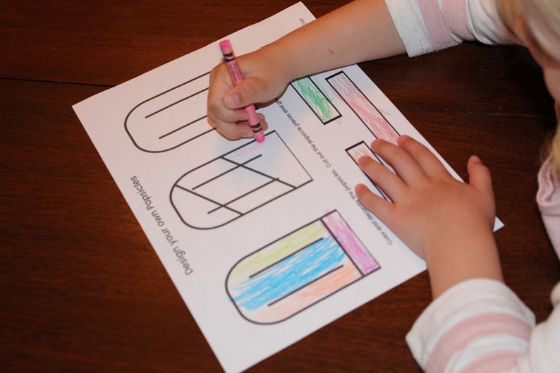 K&ouml;nnte beinhalten: Ein ausdruckbares Arbeitsblatt mit dem Text "Design your own Popsicles" und drei Eis am Stiel-Umrisse zum Ausmalen. Die Umrisse sind teilweise mit blauen, gr&uuml;nen, orangefarbenen und rosa Buntstiften ausgemalt.