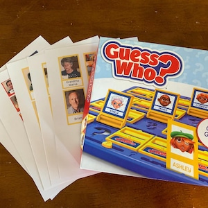 Puede incluir: Un juego de mesa azul y amarillo llamado "Adivina qui&eacute;n?" con un tablero de juego azul y amarillo y cartas de personajes. El tablero de juego tiene un fondo azul con cuadrados amarillos y un borde amarillo. Las cartas de personajes tienen un fondo blanco con una imagen de una persona y su nombre. El juego est&aacute; dise&ntilde;ado para dos jugadores.