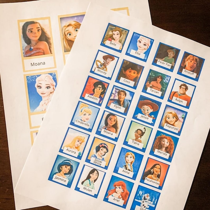 Puede incluir: Una hoja imprimible de im&aacute;genes de personajes de Disney, incluyendo Moana, Bella, Elsa, Peter Pan, Kristoff, Woody, Coco, Tarz&aacute;n, Ralph, Aladdin, Flynn, Jessie, Rapunzel, Cenicienta, Moana, Tiana, M&eacute;rida, Aurora, Blancanieves, Anna, Pocahontas, Jasmine, Mulan, Ariel y Olaf. Las im&aacute;genes est&aacute;n en cuadrados azules con bordes blancos.