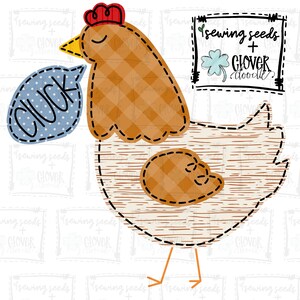 Puede incluir: Una gallina de patchwork marrón y blanco con una cresta roja y una burbuja de diálogo azul que dice "Cluck". La gallina está de pie sobre un fondo blanco con un cartel que dice "sewing seeds + Glover doodle".
