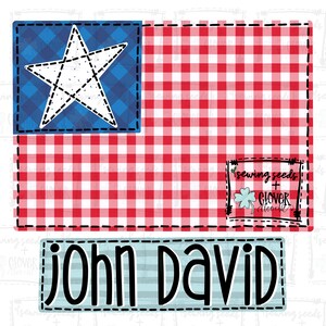 Puede incluir: Una bandera de cuadros rojos y azules con una estrella blanca en la sección azul. La bandera tiene una pancarta blanca debajo con el texto "john david" en negro.