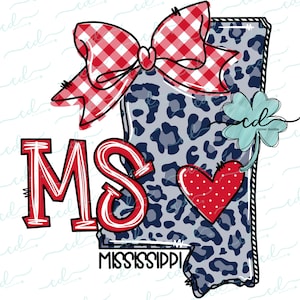 Puede incluir: Un contorno azul y gris de leopardo del estado de Mississippi con un lazo de cuadros rojos y blancos, un corazón rojo con lunares blancos y las letras "MS" en rojo. El nombre del estado "MISSISSIPPI" está escrito en negro en la parte inferior de la imagen.