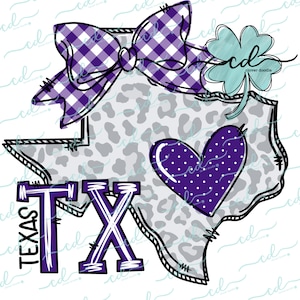 Könnte beinhalten: Eine violette und weiße Karobow, ein violettes Herz mit weißen Punkten und die Buchstaben "TX" mit dem Wort "TEXAS" vertikal auf der linken Seite des Bildes. Die Buchstaben und das Herz befinden sich auf einem grau-weißen Leopardenmuster-Hintergrund. Das Bild hat die Form des Bundesstaates Texas.