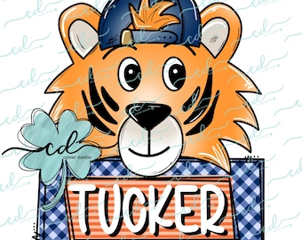 Può includere: Una tigre di cartone animato che indossa un berretto da baseball blu con visiera bianca e un quadrifoglio bianco. La tigre ha una pelliccia arancione con strisce nere e uno sfondo a scacchi blu e bianco con il nome "TUCKER" in rosso e arancione.