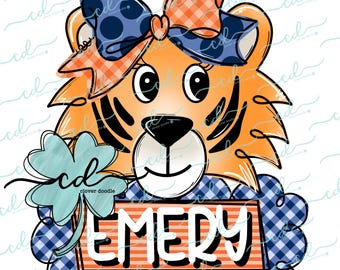 Può includere: Una tigre di cartone animato con strisce arancioni e nere che indossa un fiocco a quadri blu e arancioni. La tigre tiene un quadrifoglio verde. Un cartello a quadri blu e bianchi con il nome "EMERY" è davanti alla tigre.