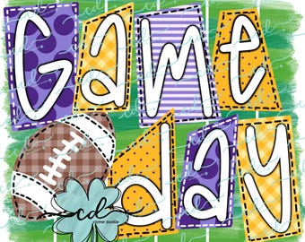 Può includere: Un design grafico colorato con le parole "Game Day" in lettere bianche con un pallone da calcio marrone e bianco e un trifoglio verde.