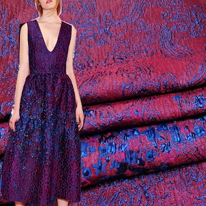 Bordado de flores púrpura Tela de estilo antiguo, Tela jacquard pesada Tela brocado Material de poliéster para el diseño de trajes de traje de alta costura
