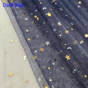 Könnte beinhalten: Dunkelblauer Tüllstoff mit goldenen und silbernen Sternen und Monden. Der Stoff hat eine feine Netzstruktur und ist halbtransparent. Der Text "Dark Blue" ist in der oberen linken Ecke sichtbar.