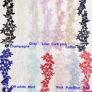 Puede incluir: Una variedad de encajes en diferentes colores, incluyendo negro, gris, lila, rosa oscuro, café, azul marino, azul, blanco roto, menta, burdeos, rosa, azul pálido y rojo.