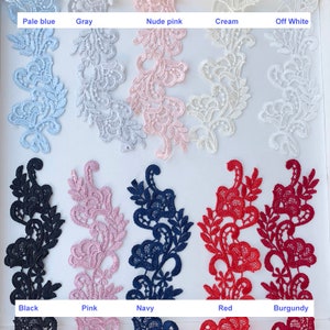 Può includere: Bordura in pizzo di vari colori, tra cui azzurro pallido, grigio, rosa nude, crema, bianco avorio, nero, rosa, blu navy, rosso e bordeaux. Il pizzo presenta un motivo floreale.