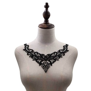 Puede incluir: Borde de encaje negro con un delicado diseño floral. Este borde es perfecto para agregar un toque de elegancia a cualquier proyecto.