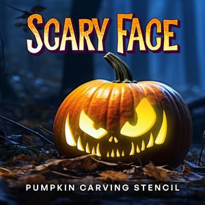Op de afbeelding: Een uitgesneden pompoen met een eng gezicht, van binnenuit verlicht, tegen een donkere bosachtergrond. De tekst "SCARY FACE" staat boven de pompoen en "PUMPKIN CARVING STENCIL" eronder. De pompoen is oranje, het gesneden gezicht gloeit geel.