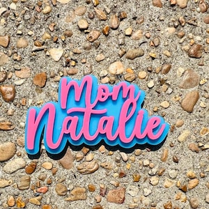 Personalisierte Anstecknadel mit dem Namen der Mutter | Jack und Jill Muttergeschenk | Individuelle Anstecknadel mit dem Namen der Mutter | Acryl-Anstecknadel in Rosa und Blau Bild 2