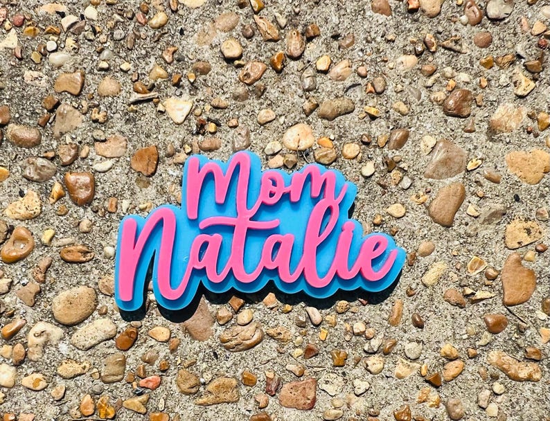 Personalisierte Anstecknadel mit dem Namen der Mutter | Jack und Jill Muttergeschenk | Individuelle Anstecknadel mit dem Namen der Mutter | Acryl-Anstecknadel in Rosa und Blau Bild 2