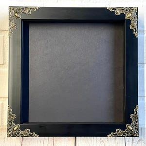 Cornice per esposizione in scatola nera con ombra profonda / Angoli decorati in stile barocco / 17,5 cm x 17,5 cm