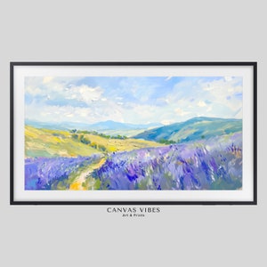 Puede incluir: Una pintura de un campo de lavanda con un camino de tierra que lo atraviesa. El campo está rodeado de colinas onduladas y un cielo azul con nubes blancas. La pintura está en un marco negro con el texto "CANVAS VIBES Art & Prints" en la parte inferior.