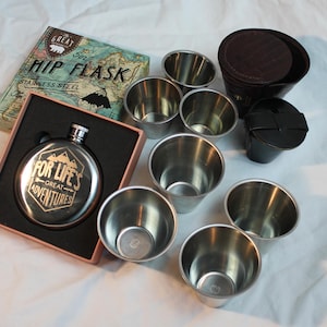 Frasco de cadera con recipientes para beber, dos juegos de tazas de acero inoxidable envueltas en cuero y un frasco de cadera Explorer de acero inoxidable de 5 fl oz
