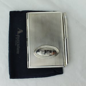 Blocco note, portacarte e penna con cimeli della FA Cup, realizzati da Aquascutum color argento, vintage, inutilizzati.