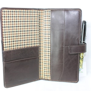 Cartera de viaje clásica americana Cutter & Buck® con bolígrafo de resina, piel fina 100 % marrón, sin usar.