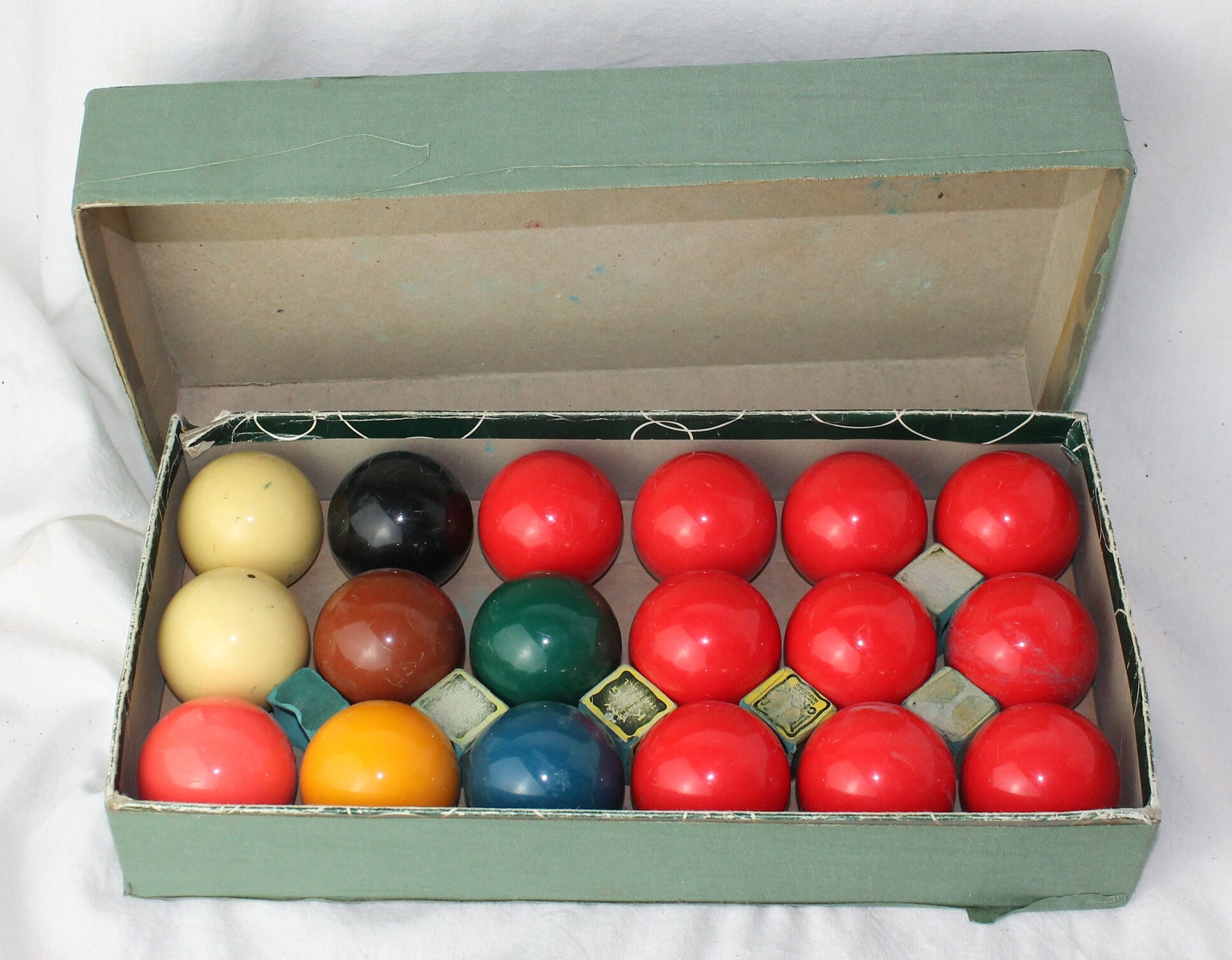 18 Ball Snooker or Billiard Ball Game Set Vintage Traditional
