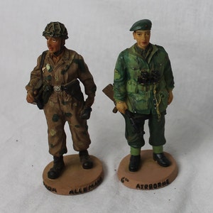 Tweede Wereldoorlog: twee vintage actiefiguren/figuren van het Britse pararegiment en de 6th Airborne Division.