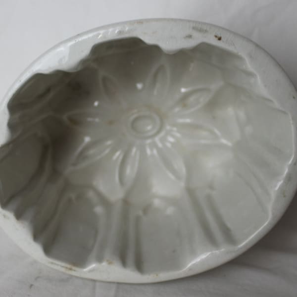 China Jelly Mould; Vintage white Ceramic Victorian 2 pint Jelly Mold