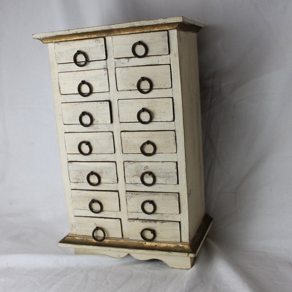 Commode miniature ; Petite armoire en bois pour trésors ou magasins d'artisanat avec quatorze tiroirs.