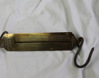 Messing hangende weegschaal met veerbalans gemaakt door Salters, Engeland. Vintage weegschaal