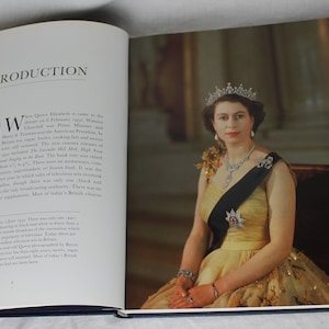 Könnte beinhalten: Ein Nahaufnahme von Königin Elisabeth II. in einem gelben Kleid und einer Diamanten-Tiara. Sie sitzt auf einem Stuhl mit einem dunkelblauen Band über der Brust. Das Foto stammt aus einem Buch mit dem Titel "Introduction".
