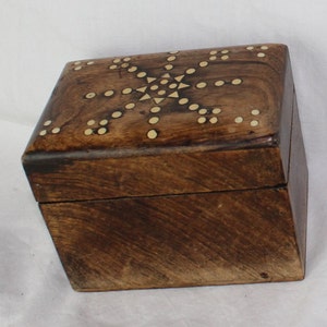 Boîte en bois incrustée pour deux jeux de cartes ; boîte en bois vintage à charnière faite main