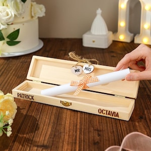 Personalisierte Hochzeit Zertifikat Box Mr und Mrs Heart Charms Holz Andenken Geschenk für Paar Ehe Dokumentenhalter Brautgeschenk