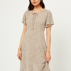 Midi-jurk met stippen: Georgette-beige zomerjurk
