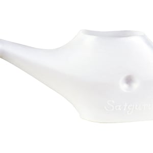 Op de afbeelding: Een witte neti pot met een gebogen tuit en een afgeronde body. Het woord "Satguru" staat op de zijkant gedrukt. Dit neusirrigatieapparaat is ontworpen voor sinusspoeling.