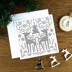 Carte de Noël nordique de luxe pour elle, rennes gris sur fond clair, carte de Noël scandinave pour lui, Noël 2024.