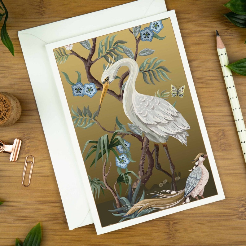 Carte de voeux à motif chinois avec un oiseau sur un fond doré doux. image 1