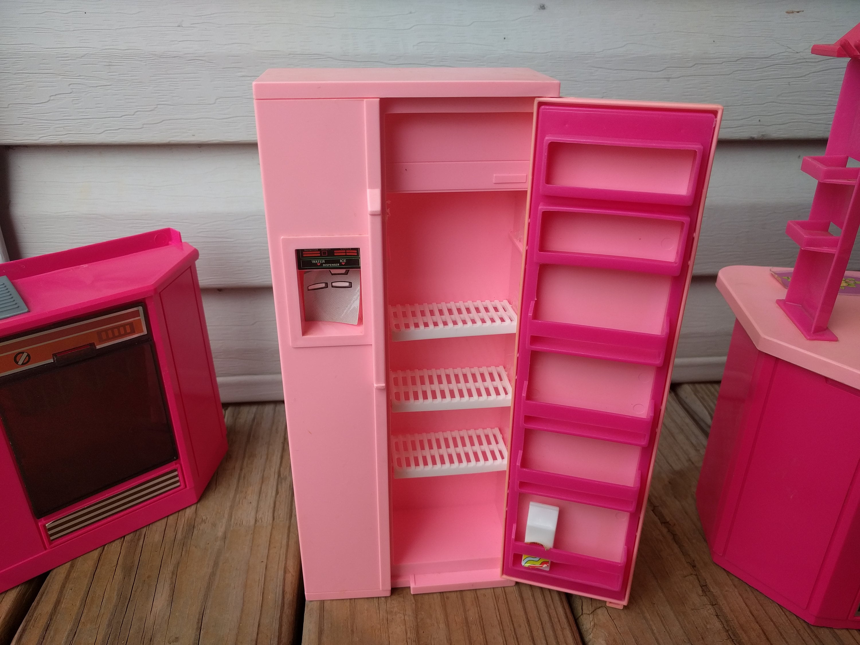 Barbie anni '80 / '90, set da cucina, ALCUNI PROBLEMI vedi descrizione,  frigorifero, piano cottura, lavello, lavastoviglie, sgabello, rosa, retrò -   Italia