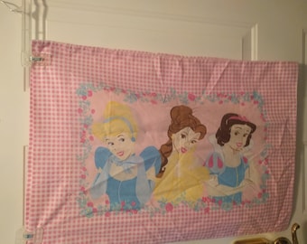 disney princess. princesses pillowcase, Belle, Cinderella, Snow White, bed, bedding, fabric, gingham, girl's, girl.