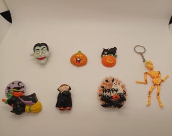 ONE Vintage Halloween brooch / pin or keychain, vampire, witch, ghost, skeleton, skull,  jack-o-lantern, jol, 80s, 90s, costume